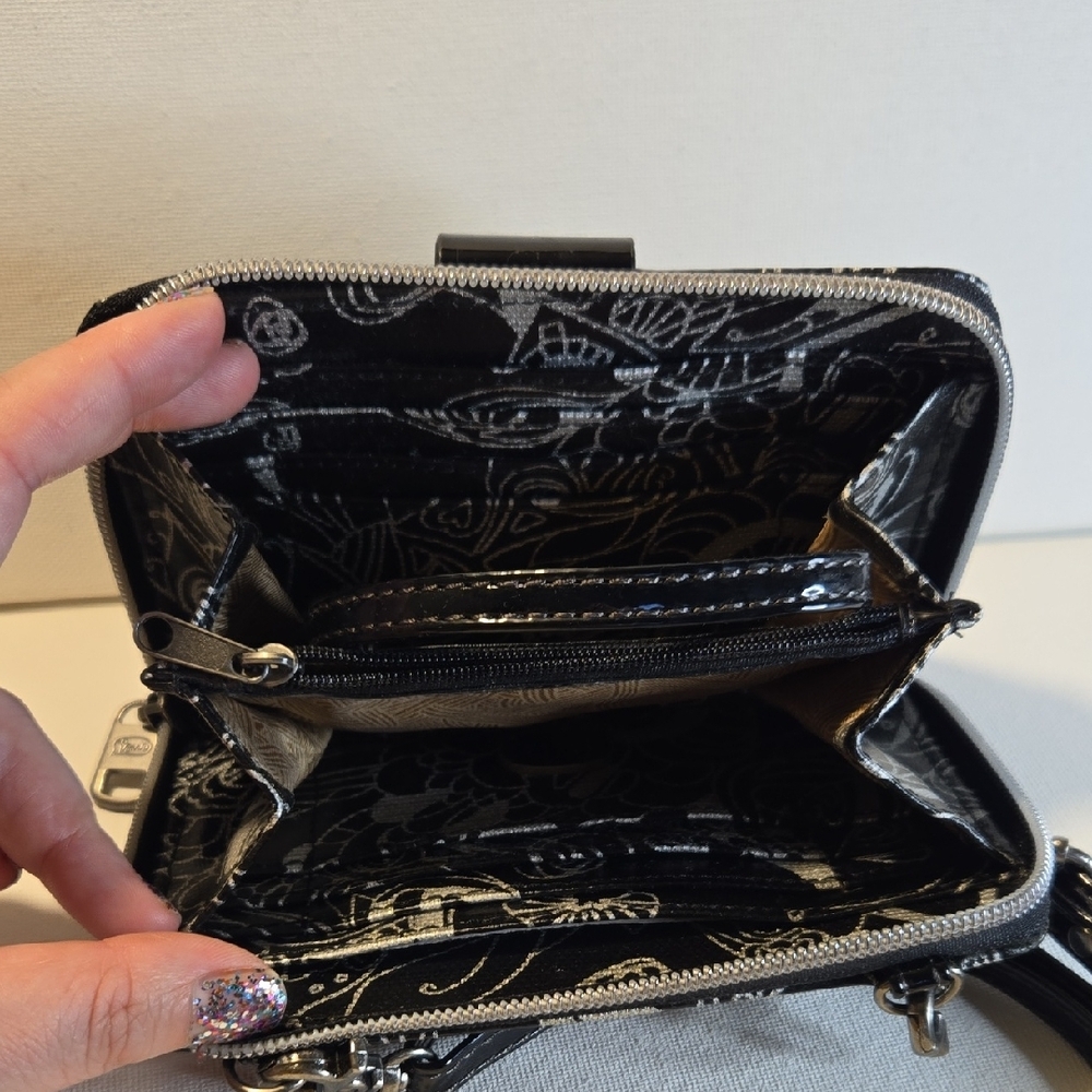 Sakroots Black and White Convertable Crossbody / Wristlet Wallet Bag - Picture 4 of 13